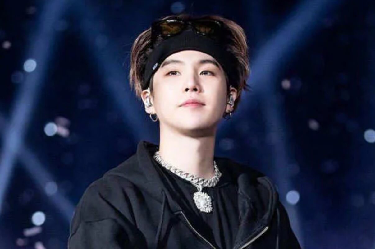 Suga là một trong những thành viên của nhóm nhạc nổi tiếng BTS